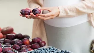 ما هي فوائد البرقوق لصحة الأمعاء والقولون؟