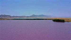 بحيرة ملونة تثير جدلا في العراق.. ما قصتها؟