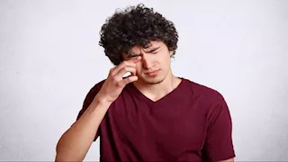 حرقة العين المتكررة بعد ساعات العمل علامة قد تكشف عن مشكلة في صحتك