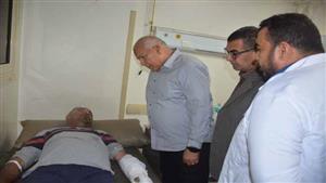 بالصور- محافظ الوادي الجديد يطمئن على مصابي حادث الخارجة المروع
