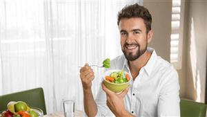 هل تناول الطعام باليد ينقص الوزن؟.. دراسة تكشف مفاجأة