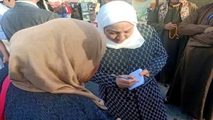 نائب محافظ القاهرة تتابع الالتزام بتطبيق تعريفة الركوب بمواقف سيارات السرفيس بحلوان (صور)