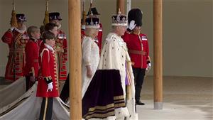 بعد تتويجه رسميًا ملكًا لبريطانيا.. الملك تشارلز يطل من شرفة قصر باكنجهام 