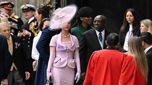 "كيتي بيري وإيما تومسون وليونيل ريتشي"  يدعمون الأمير تشارلز أثناء تتويجه ملكاً لبريطانيا