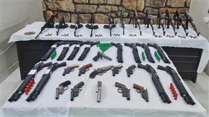 بينهم 12 بنادق آلية.. ضبط 25 متهمًا بحوزتهم 35 سلاح ناري ومخدرات أسيوط