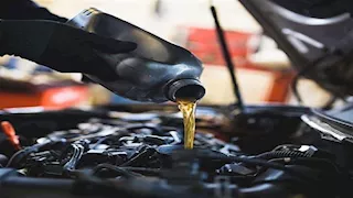 "الزيت المعدني أم التخليقي".. ما الفرق بينهما وأيهما أفضل لمحرك السيارة؟