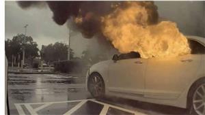 امرأة تركت طفليها في السيارة لتسرق.. لن تتوقع ماذا حدث  