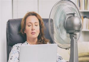 هل تقف أمام المروحة في الطقس الحار؟.. إليك أضرار هذه العادة