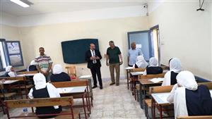 طلاب الثانوية العامة يؤدون امتحان مادة الاقتصاد والإحصاء.. غدًا 