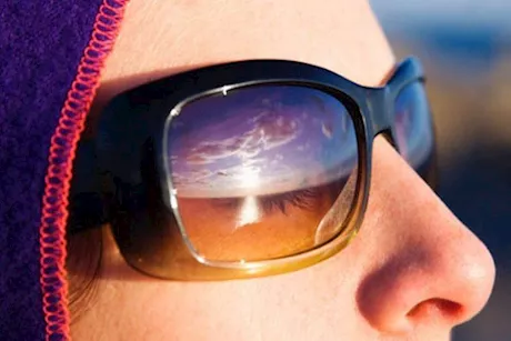 لماذا يُنصح بالنظارات الشمسية صيفًا؟ إليك الأسباب