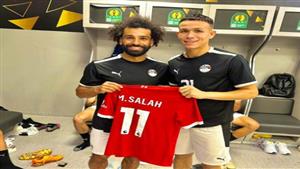 خاص.. صلاح يهدي قميص ليفربول لسداسي منتخب الشباب (صور)