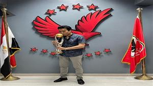 سامح حسين في صورة تذكارية مع كأس دوري أبطال أفريقيا