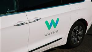 سيارة ذاتية القيادة من إنتاج وايمو الأمريكية تدهس كلبا في الشارع