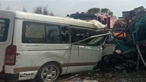 اصطدام سيارتين ميكروباص أمام مترو جامعة القاهرة