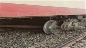 تحويلة بالخطأ.. خروج عربة قطار عن القضبان في الدقهلية