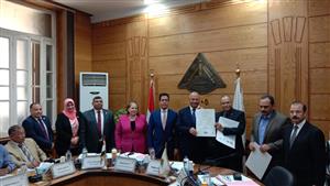 رئيس جامعة بنها يتسلم الشهادات المعتمدة للجودة والسلامة والصحة المهنية