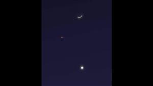 بعد قليل.. مثلث سماوي يزين السماء مشاهد بالعين المجردة 