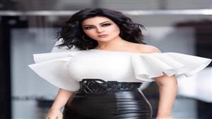 بـ"بطيخ أمام حمام السباحة" سمية الخشاب تستمتع بإجازة الصيف 