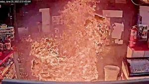 لحظة مرعبة.. رجل يحرق عاملا في كشك بنزينة بولاية أمريكية- لن تتوقع ما حدث (فيديو)