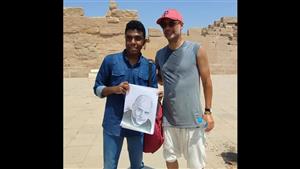 شاب يقدم هدية لجوارديولا أثناء زيارته للأقصر 