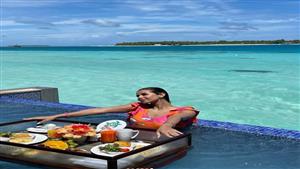 منة عرفة داخل "حمام السباحة" في جزر المالديف والجمهور يعلق- (صور)