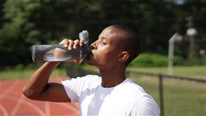 تمد الجسم بالماء والسكر.. ما هي المشروبات متساوية التوتر؟