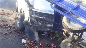 إصابة شخصين في تصادم سيارة نصف نقل مع تروسكيل بطريق الودي