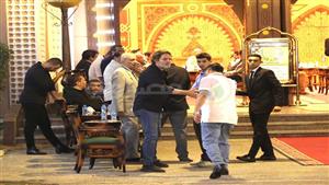 ظهور نادر للمخرج علي بدرخان في عزاء الراحل جميل المغازي