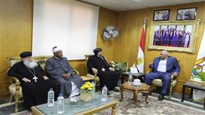 بالصور.. محافظ الوادي الجديد يستقبل أسقف الوادي الجديد والواحات بمناسبة العيد