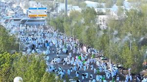 الحجاج المصريون يبدأون النفرة من عرفات الله إلى مزدلفة