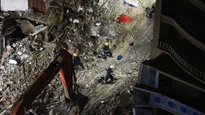  انتشال جثة ثانية من أسفل عقار الإسكندرية.. وعدد الضحايا يرتفع لـ 6 قتلى ومصابين| صور 