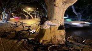 حكاية فتاة تعانق أي شجرة تجدها في طريقها.. ما السبب؟