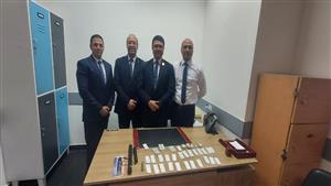 ضبط مخدرات وصواعق مع راكبين قادمين من لندن وباريس