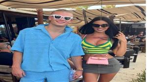 "هداف حتى في الإجازة".. مشجعة كأس العالم قطر تظهر مع هالاند والجمهور يعلق (صور)