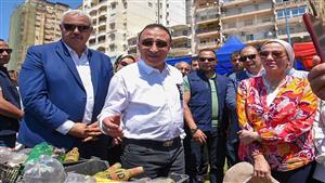 في حضور وزير البيئة.. 100 متطوع ينظفون قاع البحر على شاطئ السرايا بالإسكندرية - صور