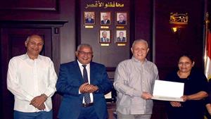 بالصور- محافظ الأقصر يسلم مكافأة وزارة التضامن الاجتماعي للأم المثالية