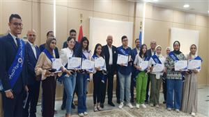 محافظ السويس لأوائل الإعدادية: أنتم الأمل.. والفرص أمامكم أفضل منا