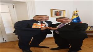 سفير فنزويلا يهدي تامر عبدالمنعم كتب وأفلام خاصة بدولة فنزويلا