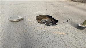 بالصور- "ماسورة مياه" تتسب في هبوط أرضي بالإسكندرية