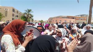 تباين آراء طلاب الثانوية العامة بجنوب سيناء حول أسئلة الجبر والهندسة الفراغية والأحياء- صور