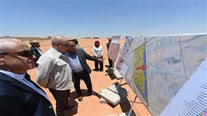 وزير الإسكان يتفقد أعمال الطرق الجاري تنفيذها بالمناطق المضافة لمدينة الشروق