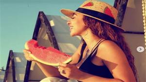 بالمايوه.. ميريام فارس تستمتع بأكل البطيخ في عطلتها الصيفية