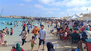لا موضع لقدم.. شواطئ الإسكندرية كاملة العدد في أول جمعة بعد الثانوية - صور