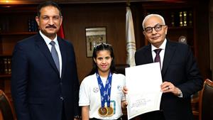 توجت بذهبيتين بمونديال فرنسا.. وزير التعليم يكرم أسرع عداءة "داون" في مصر