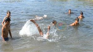 ساحل الغلابة.. أطفال وشباب يهربون من حرارة الطقس إلى السباحة في الترع بقنا - صور