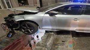 "بين السماء والأرض".. لحظات الرعب لسائق سيارته معلقة أعلى محور صفط