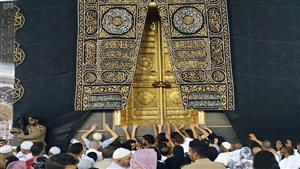 لحظات تقشعر لها الأبدان.. ردود فعل المعتمرين عند رؤية الكعبة لأول مرة (فيديو)