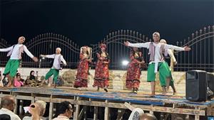 ثقافتنا في إجازتنا.. تفاعل كبير مع عروض قصور الثقافة على شاطئ بلطيم