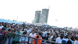 توافد الجمهور.. مهرجان العلمين الجديدة يبدأ أولى فقراته بفريق "ديسكو بيروت"