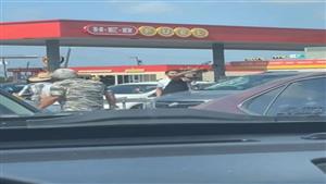 مشهد مرعب بولاية أمريكية.. أب يسابق الوقت لإنقاذ طفله العالق داخل سيارة 